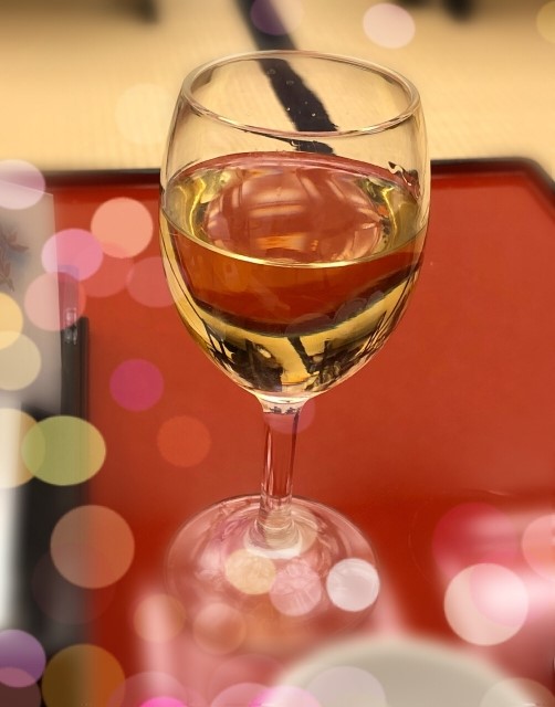 昼は「ビーフン東」として、そして夜は300種類以上のワインと共に楽しむビストロ「Az（アズー）」として。