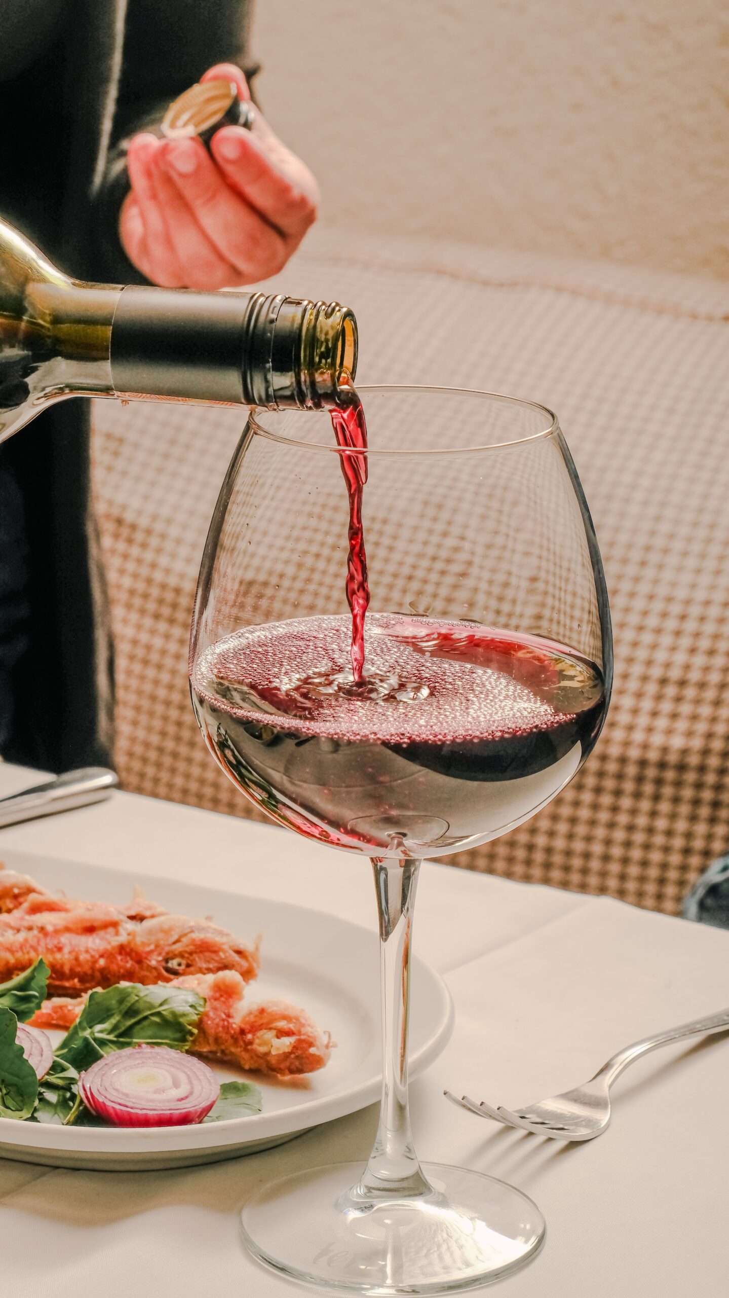 Wine Bar ロバの耳　— 落ち着いた照明と心地よい静寂に包まれて、厳選ワインと手作り料理に酔いしれる